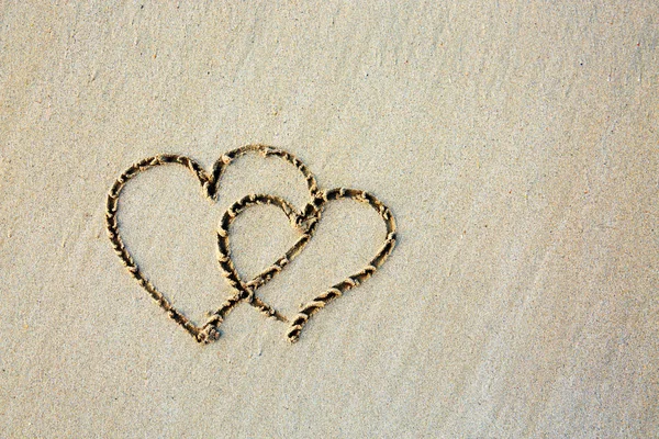 Dos corazones de amor en la playa caribeña . —  Fotos de Stock