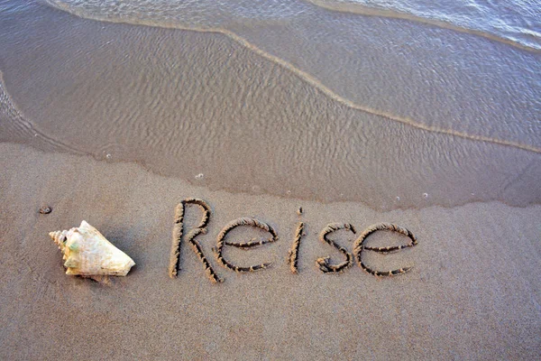 Слово, написанное на песке у моря. . — стоковое фото