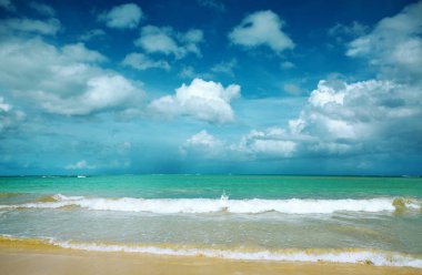 Tropikal deniz ve mavi gökyüzü arka plan.