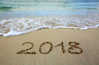 Yıl 2018 Karayip kum plaj deniz dalga ile yazılı .