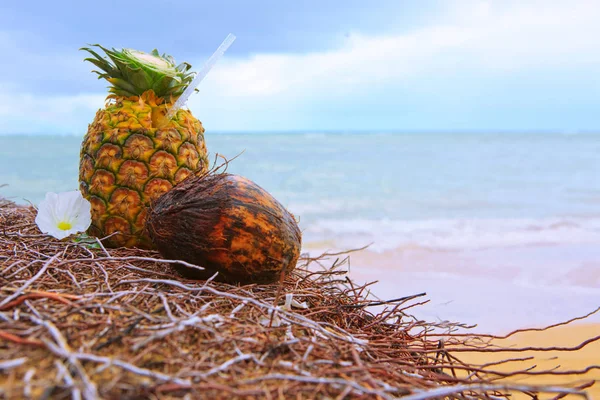 Tropical pineapple cocktail drink at the caribbean beach — Stock Photo, Image