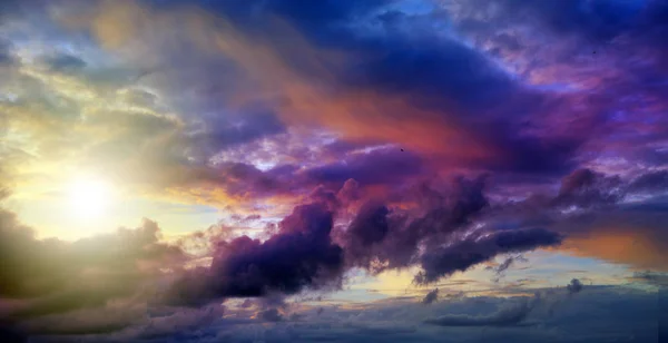 Céu colorido por do sol e fundo de nuvem . — Fotografia de Stock