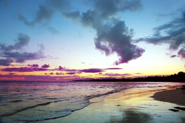 Tropical sunrise with colorful clouds. — Stock Photo, Image