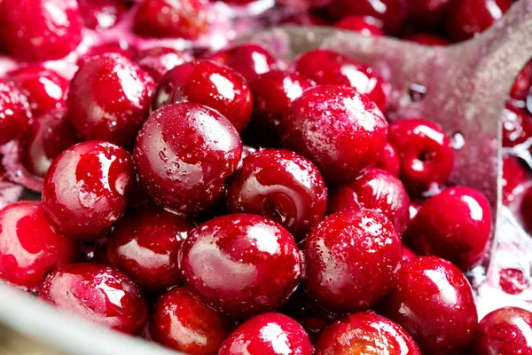 Rote Kirschen im Zuckersirup. — Stockfoto