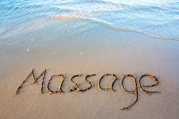 Ordet Massage skriven på sanden nära havet. Semester-konceptet. — Stockfoto