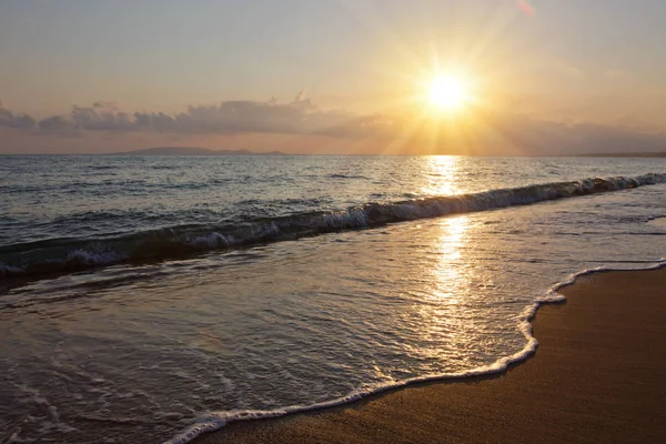 Güzel güneşin doğuşunu Beach. — Stok fotoğraf