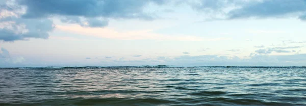 Mar tropical e céu azul fundo . — Fotografia de Stock