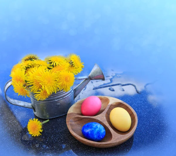 Huevos de Pascua y regadera con flores. Fondo de Pascua . — Foto de Stock