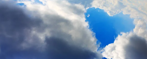 Heart shapes cloud on blue sky. — Stock Photo, Image