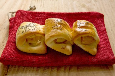 Elmalı puf böreği.