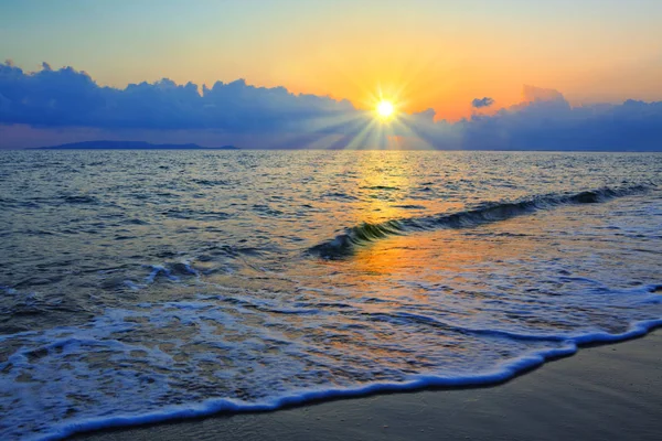 Prachtige zonsopgang op het Griekse strand. — Stockfoto