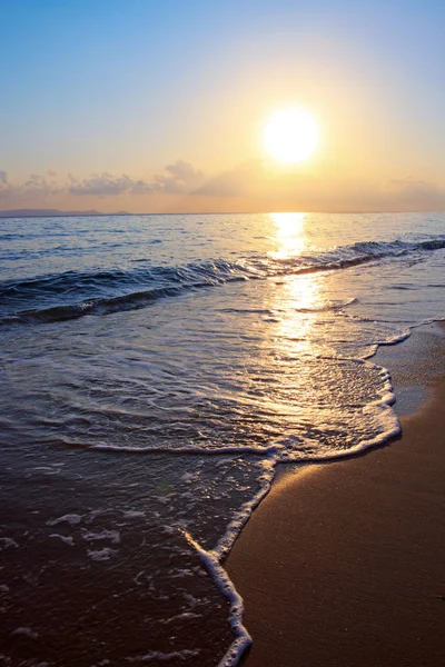 Bella alba sulla spiaggia greca . — Foto Stock