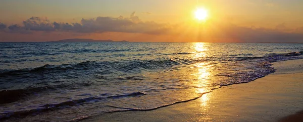 Beautiful sunrise on the Greek beach. — Stock Photo, Image