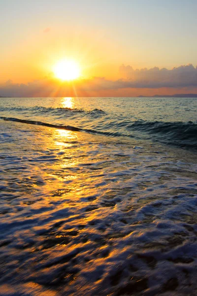 Beautiful sunrise on the Greek beach. — Stock Photo, Image