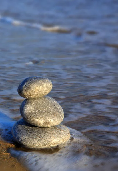 Spa zen stenen op strand. — Stockfoto