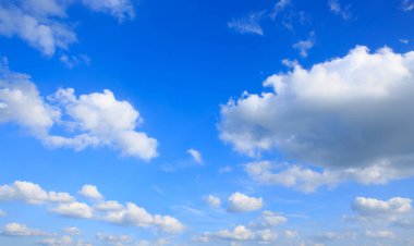 Bulutlu mavi gökyüzü.