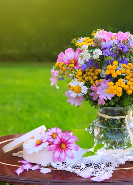 Buquê de flores de prado em um vaso isolado em verde . — Fotografia de Stock