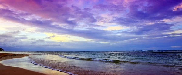 Coucher de soleil des Caraïbes sur la plage tropicale . — Photo