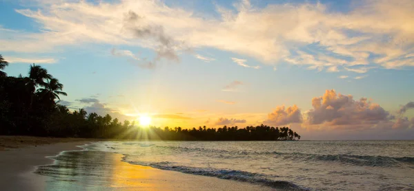Coucher de soleil des Caraïbes sur la plage tropicale . — Photo