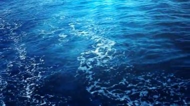 Mavi deniz suyu güneş ışığı ile.