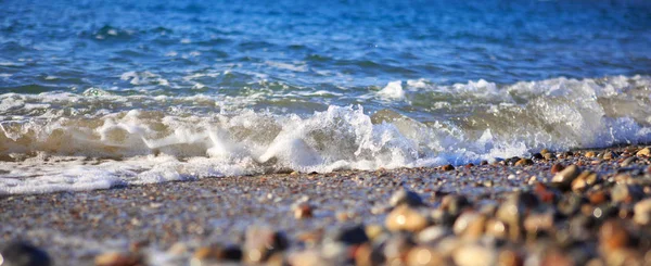 Κύματα πλυσίματος πάνω από αμμοχάλικο παραλία, μακρό πλάνο. — Φωτογραφία Αρχείου