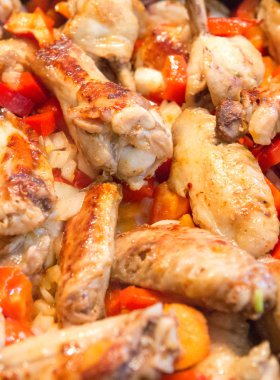 Sebze ile kavrulmuş tavuk parçaları .