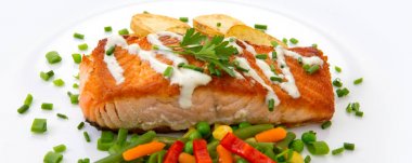 Somon Steak sebze ve patates kızartması ile.