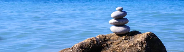 Balanza piedras Spa en la playa . — Foto de Stock