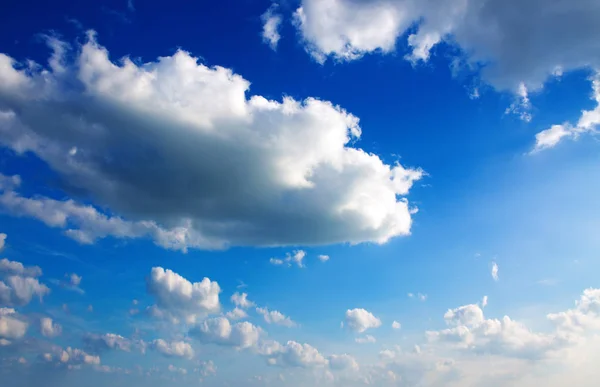Blauwe lucht met wolk close-up. — Stockfoto