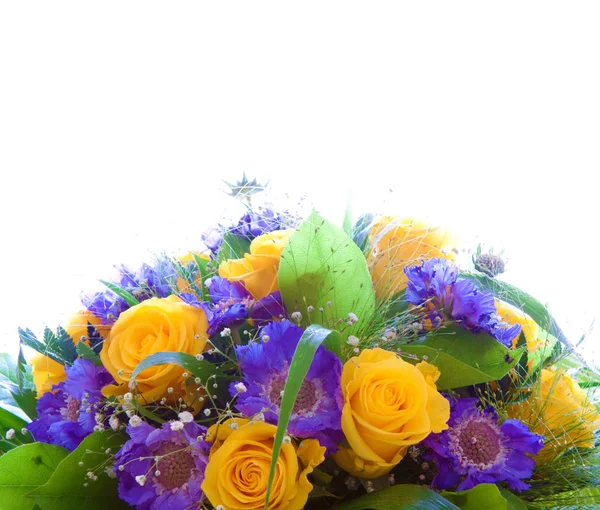 Bloemen Boeket Van Gele Rozen Violette Bloemen Geïsoleerd Witte Achtergrond — Stockfoto