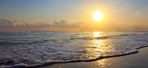 Yunan sahilde güzel gündoğumu.