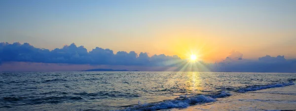 Belo nascer do sol na praia grega . — Fotografia de Stock