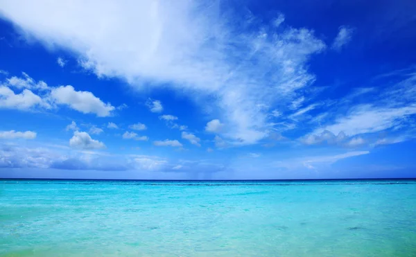 Mer des Caraïbes et ciel bleu. — Photo