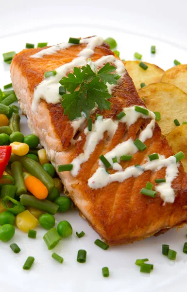 Стейк из лосося с овощами и жареной картошкой . — стоковое фото