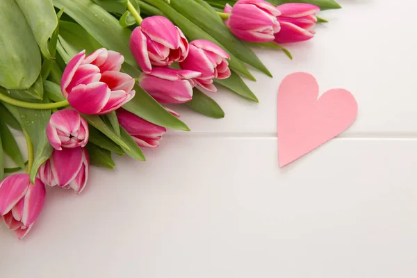 Mothers Day card and a bouquet of beautiful tulips on wooden background. — Stock Photo, Image