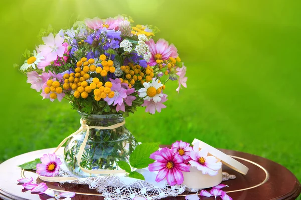 花瓶に色とりどりの花の花束. — ストック写真