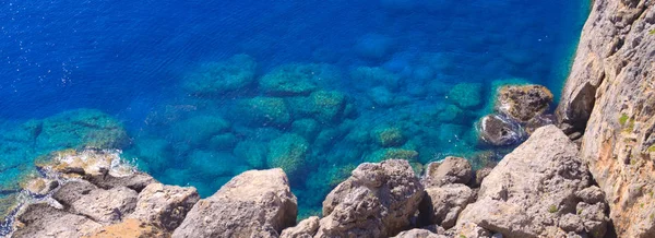 Agua azul del mar Mediterráneo . — Foto de Stock