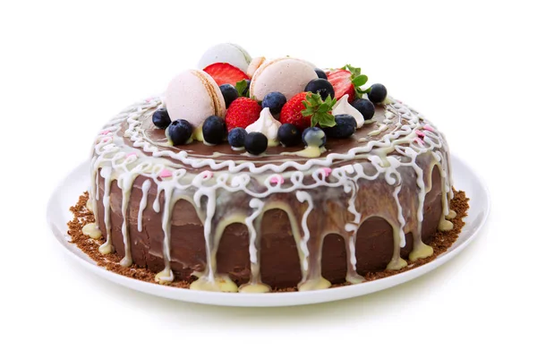 Pastel de cumpleaños de chocolate de frutas aislado sobre fondo blanco . — Foto de Stock