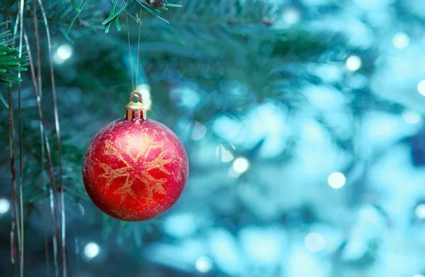 赤いボールのクリスマスツリーは、緑のボケの背景に隔離された. — ストック写真