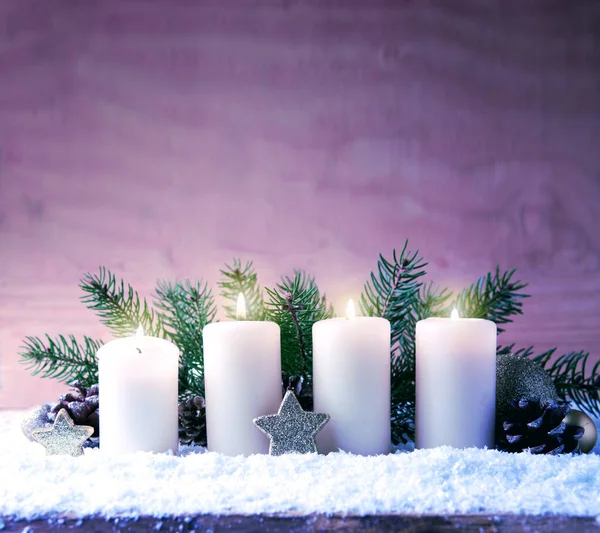 Čtyři bílé hořící adventní svíčky izolované na dřevěném pozadí. — Stock fotografie