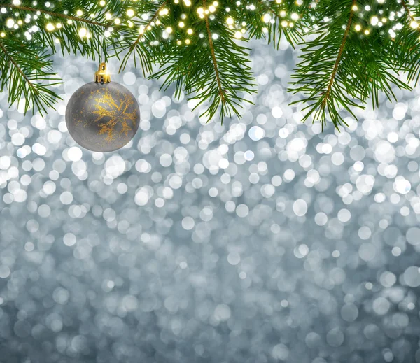 Χριστουγεννιάτικη μπάλα κρέμεται σε ένα κλαδί Fir Tree. Χριστουγεννιάτικο φόντο. — Φωτογραφία Αρχείου