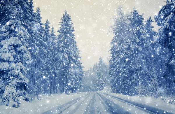 Zimní krajina s sněhu kryty stromy a růžové nebe. — Stock fotografie