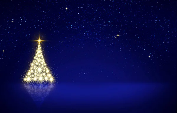 Árvore de Natal com luzes isoladas no fundo azul céu estrela . — Fotografia de Stock