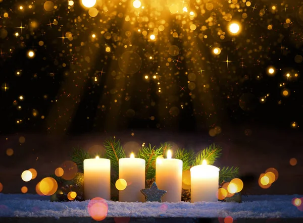 Τέσσερις καύση κεριά και την διακόσμηση. . Χριστουγεννιάτικο φόντο. — Φωτογραφία Αρχείου