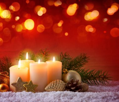 Dört sarı yanan mum. Noel kartı..