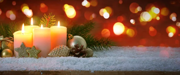 Cuatro velas de Adviento ardientes y decoración. Fondo de Navidad . — Foto de Stock