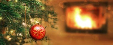 Bir firavun ağacının dalında asılı Noel Balosu. Noel Arkaplanı.