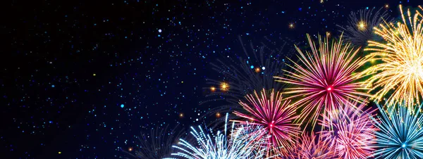 Fuegos artificiales coloridos en el cielo nocturno. Fondo de año nuevo. — Foto de Stock