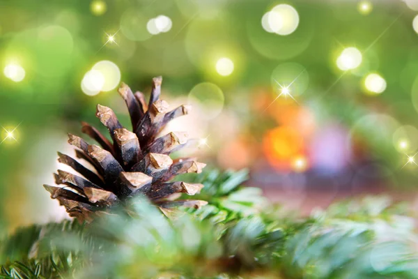 크리스마스 트리에는 벽난로에 전나무 원추체가 붙어 있다. — 스톡 사진