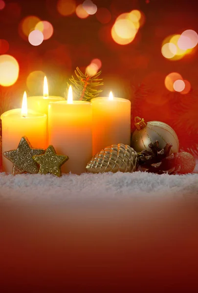 Cuatro velas amarillas de adviento ardientes. Tarjeta de Navidad . — Foto de Stock
